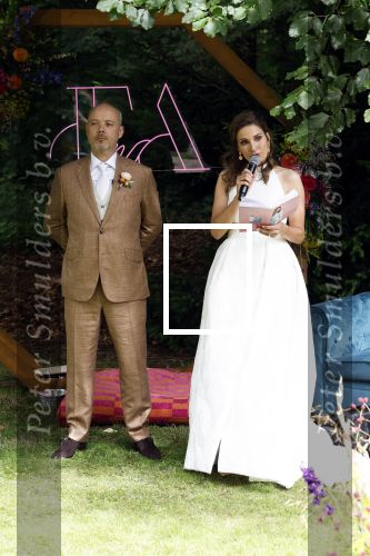 Arnhem 7 juli 2024
Annemarie Bruning en Frits Maeijer trouwen . Hun honden moeder en zoon zijn de getuigen . Marlayne Sahupala in de BAB en zingt verschillende liedjes .