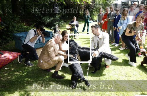 Arnhem 7 juli 2024
Annemarie Bruning en Frits Maeijer trouwen . Hun honden moeder en zoon zijn de getuigen . Marlayne Sahupala in de BAB en zingt verschillende liedjes .