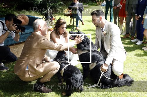 Arnhem 7 juli 2024
Annemarie Bruning en Frits Maeijer trouwen . Hun honden moeder en zoon zijn de getuigen . Marlayne Sahupala in de BAB en zingt verschillende liedjes .