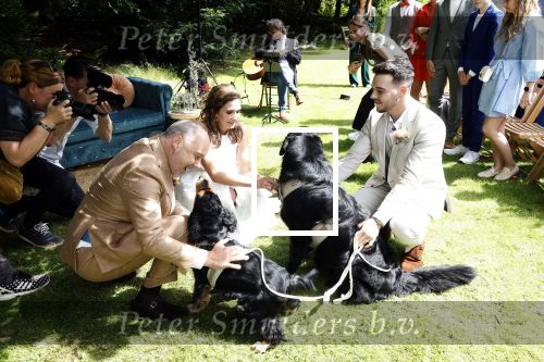 Arnhem 7 juli 2024
Annemarie Bruning en Frits Maeijer trouwen . Hun honden moeder en zoon zijn de getuigen . Marlayne Sahupala in de BAB en zingt verschillende liedjes .