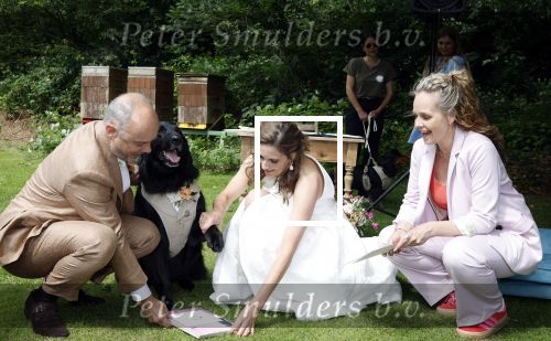 Arnhem 7 juli 2024
Annemarie Bruning en Frits Maeijer trouwen . Hun honden moeder en zoon zijn de getuigen . Marlayne Sahupala in de BAB en zingt verschillende liedjes .