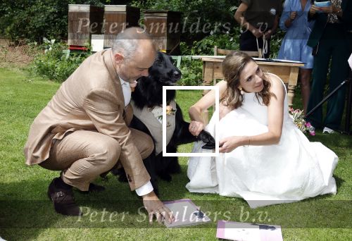 Arnhem 7 juli 2024
Annemarie Bruning en Frits Maeijer trouwen . Hun honden moeder en zoon zijn de getuigen . Marlayne Sahupala in de BAB en zingt verschillende liedjes .