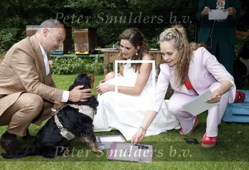 Arnhem 7 juli 2024
Annemarie Bruning en Frits Maeijer trouwen . Hun honden moeder en zoon zijn de getuigen . Marlayne Sahupala in de BAB en zingt verschillende liedjes .