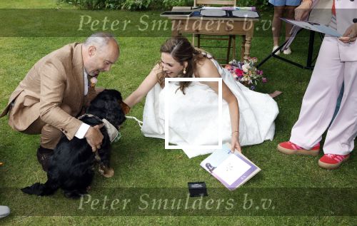 Arnhem 7 juli 2024
Annemarie Bruning en Frits Maeijer trouwen . Hun honden moeder en zoon zijn de getuigen . Marlayne Sahupala in de BAB en zingt verschillende liedjes .