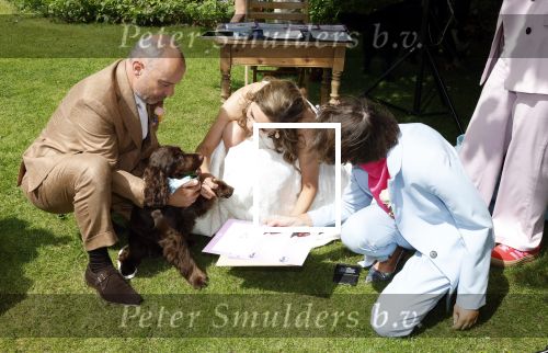 Arnhem 7 juli 2024
Annemarie Bruning en Frits Maeijer trouwen . Hun honden moeder en zoon zijn de getuigen . Marlayne Sahupala in de BAB en zingt verschillende liedjes .