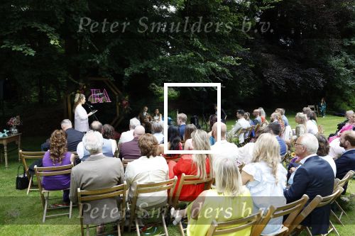 Arnhem 7 juli 2024
Annemarie Bruning en Frits Maeijer trouwen . Hun honden moeder en zoon zijn de getuigen . Marlayne Sahupala in de BAB en zingt verschillende liedjes .