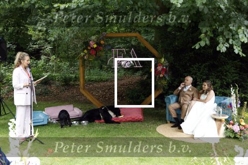 Arnhem 7 juli 2024
Annemarie Bruning en Frits Maeijer trouwen . Hun honden moeder en zoon zijn de getuigen . Marlayne Sahupala in de BAB en zingt verschillende liedjes .