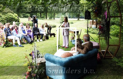 Arnhem 7 juli 2024
Annemarie Bruning en Frits Maeijer trouwen . Hun honden moeder en zoon zijn de getuigen . Marlayne Sahupala in de BAB en zingt verschillende liedjes .