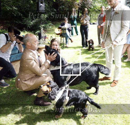 Arnhem 7 juli 2024
Annemarie Bruning en Frits Maeijer trouwen . Hun honden moeder en zoon zijn de getuigen . Marlayne Sahupala in de BAB en zingt verschillende liedjes .