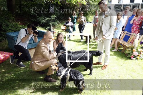 Arnhem 7 juli 2024
Annemarie Bruning en Frits Maeijer trouwen . Hun honden moeder en zoon zijn de getuigen . Marlayne Sahupala in de BAB en zingt verschillende liedjes .