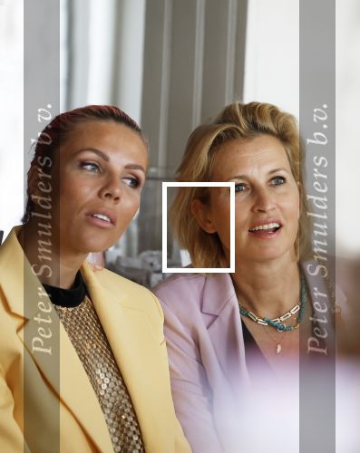 Laren 2 juli 2024
Boekpresentatie Vivian Reijs . oa aanwezig Leontine Ruiters Anouk de Mol Anouk Smulders Merel v Carlsburg .
Ook haar dochter Day Ewbank moeder Meddy Clous en broer Bobby Clous waren aanwezig.