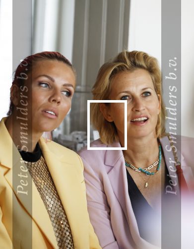Laren 2 juli 2024
Boekpresentatie Vivian Reijs . oa aanwezig Leontine Ruiters Anouk de Mol Anouk Smulders Merel v Carlsburg .
Ook haar dochter Day Ewbank moeder Meddy Clous en broer Bobby Clous waren aanwezig.
