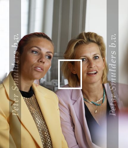 Laren 2 juli 2024
Boekpresentatie Vivian Reijs . oa aanwezig Leontine Ruiters Anouk de Mol Anouk Smulders Merel v Carlsburg .
Ook haar dochter Day Ewbank moeder Meddy Clous en broer Bobby Clous waren aanwezig.