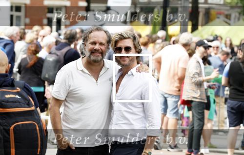 Amsterdam 15 juli 2024
Herdenkingsmonument Peter R. de Vries onthuld in Amsterdam Het kunstwerk bestaat uit twee bronzen handen die in elkaar grijpen en is gemaakt door kunstenares Rini Hurkmans. Burgemeester Femke Halsema en Kelly de Vries spreken tijdens de onthulling van het monument. Humbert Tan presenteert het . Ook zijn vrouw Jaqueline de Vries zoon Royce de Vries (met vrouw ) en Kelly de Vries (met partner) waren natuurlijk aanwezig . Carlo Boszhard en vriend Herald