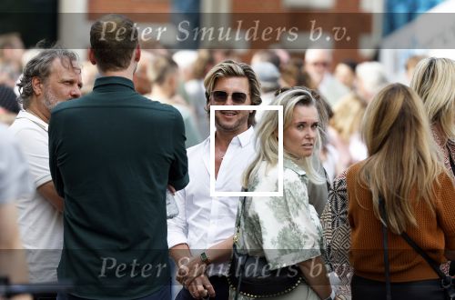 Amsterdam 15 juli 2024
Herdenkingsmonument Peter R. de Vries onthuld in Amsterdam Het kunstwerk bestaat uit twee bronzen handen die in elkaar grijpen en is gemaakt door kunstenares Rini Hurkmans. Burgemeester Femke Halsema en Kelly de Vries spreken tijdens de onthulling van het monument. Humbert Tan presenteert het . Ook zijn vrouw Jaqueline de Vries zoon Royce de Vries (met vrouw ) en Kelly de Vries (met partner) waren natuurlijk aanwezig . Carlo Boszhard en Herald
