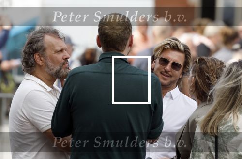 Amsterdam 15 juli 2024
Herdenkingsmonument Peter R. de Vries onthuld in Amsterdam Het kunstwerk bestaat uit twee bronzen handen die in elkaar grijpen en is gemaakt door kunstenares Rini Hurkmans. Burgemeester Femke Halsema en Kelly de Vries spreken tijdens de onthulling van het monument. Humbert Tan presenteert het . Ook zijn vrouw Jaqueline de Vries zoon Royce de Vries (met vrouw ) en Kelly de Vries (met partner) waren natuurlijk aanwezig . Carlo Boszhard en Herald