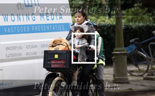 Amsterdam 13 juli 2024
Charlie Chan Dagelet  met kinderen op de fiets