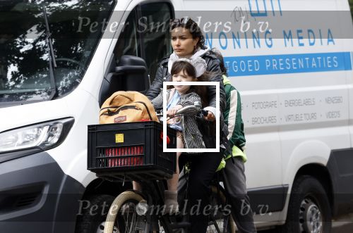 Amsterdam 13 juli 2024
Charlie Chan Dagelet  met kinderen op de fiets