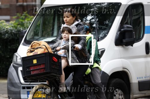 Amsterdam 13 juli 2024
Charlie Chan Dagelet  met kinderen op de fiets