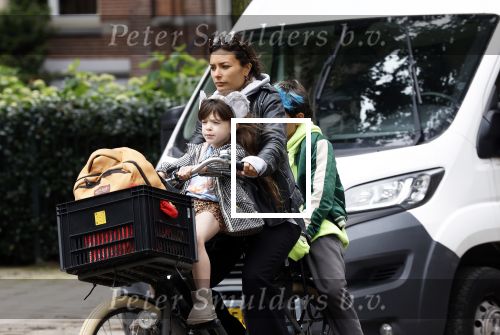 Amsterdam 13 juli 2024
Charlie Chan Dagelet  met kinderen op de fiets
