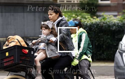 Amsterdam 13 juli 2024
Charlie Chan Dagelet  met kinderen op de fiets