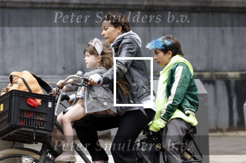 Amsterdam 13 juli 2024
Charlie Chan Dagelet  met kinderen op de fiets