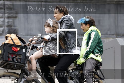 Amsterdam 13 juli 2024
Charlie Chan Dagelet  met kinderen op de fiets
