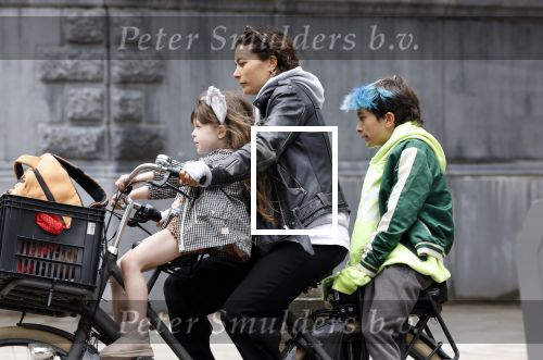 Amsterdam 13 juli 2024
Charlie Chan Dagelet  met kinderen op de fiets