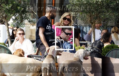 Amsterdam 18 juli 2024
Connie Witteman zit op terras en op dat moment komt de honden fluitseraar voorbij met oa de hond van Connie . Ze ging de hond natuurlijk meteen aaien.