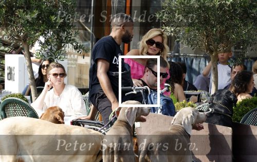 Amsterdam 18 juli 2024
Connie Witteman zit op terras en op dat moment komt de honden fluitseraar voorbij met oa de hond van Connie . Ze ging de hond natuurlijk meteen aaien.
