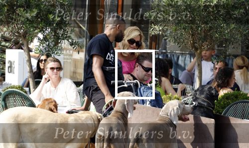 Amsterdam 18 juli 2024
Connie Witteman zit op terras en op dat moment komt de honden fluitseraar voorbij met oa de hond van Connie . Ze ging de hond natuurlijk meteen aaien.