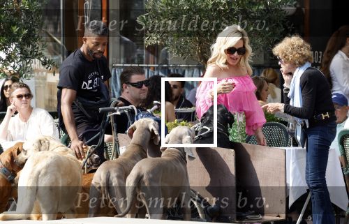 Amsterdam 18 juli 2024
Connie Witteman zit op terras en op dat moment komt de honden fluitseraar voorbij met oa de hond van Connie . Ze ging de hond natuurlijk meteen aaien.