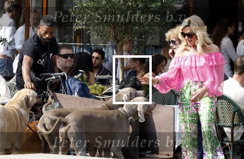 Amsterdam 18 juli 2024
Connie Witteman zit op terras en op dat moment komt de honden fluitseraar voorbij met oa de hond van Connie . Ze ging de hond natuurlijk meteen aaien.