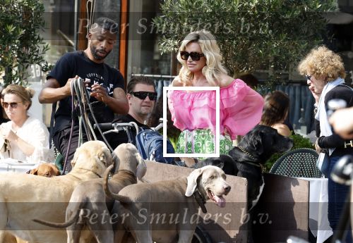 Amsterdam 18 juli 2024
Connie Witteman zit op terras en op dat moment komt de honden fluitseraar voorbij met oa de hond van Connie . Ze ging de hond natuurlijk meteen aaien.