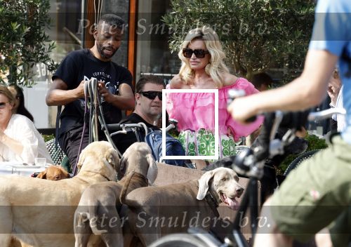 Amsterdam 18 juli 2024
Connie Witteman zit op terras en op dat moment komt de honden fluitseraar voorbij met oa de hond van Connie . Ze ging de hond natuurlijk meteen aaien.