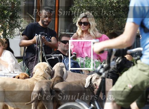 Amsterdam 18 juli 2024
Connie Witteman zit op terras en op dat moment komt de honden fluitseraar voorbij met oa de hond van Connie . Ze ging de hond natuurlijk meteen aaien.