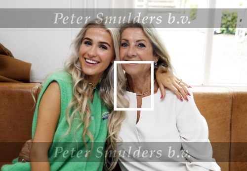 Laren 2 juli 2024
Boekpresentatie Vivian Reijs . oa aanwezig Leontine Ruiters Anouk de Mol Anouk Smulders Merel v Carlsburg .
Ook haar dochter Day Ewbank moeder Meddy Clous en broer Bobby Clous waren aanwezig.