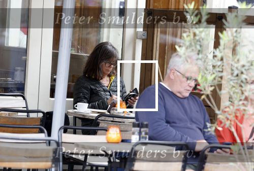 Amsterdam 1 juli 2024
Youp van t Hek en zijn vrouw Debby Petter op terras en op de fiets in Amsterdam zuid. Ze zijn beide druk op hun telefoon.