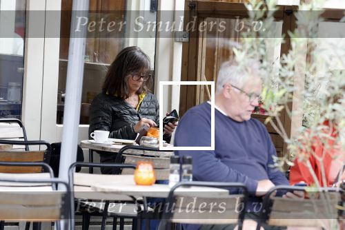Amsterdam 1 juli 2024
Youp van t Hek en zijn vrouw Debby Petter op terras en op de fiets in Amsterdam zuid. Ze zijn beide druk op hun telefoon.