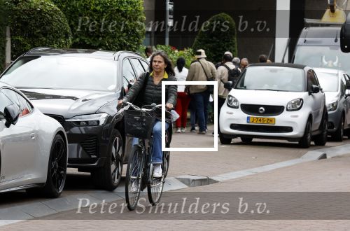 Amsterdam 1 juli 2024
Youp van t Hek en zijn vrouw Debby Petter op terras en op de fiets in Amsterdam zuid. Ze zijn beide druk op hun telefoon.