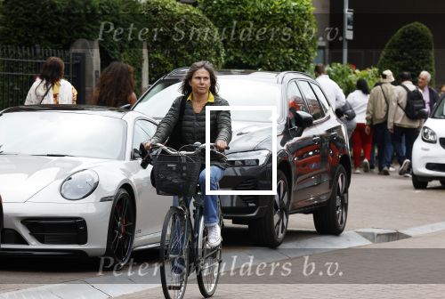 Amsterdam 1 juli 2024
Youp van t Hek en zijn vrouw Debby Petter op terras en op de fiets in Amsterdam zuid. Ze zijn beide druk op hun telefoon.