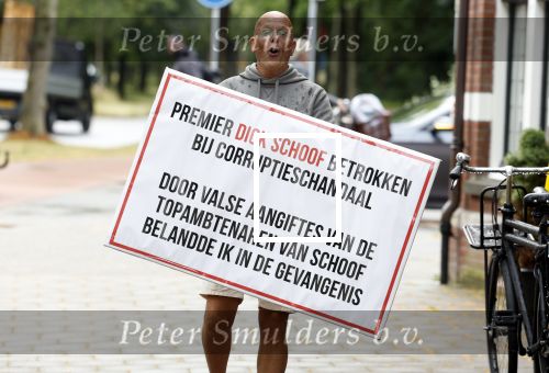 Den Haag 2 juli 2024
Bordesfoto bij Paleis Huis ten Bosch presentatie nieuw kabinet Schoof 1 ; Koning Willem-Alexander, Minister-President Dick Schoof, NSC Judith Uitermark, BBB Mona Keijzer, NSC Caspar Veldkamp, PVV Reinette Klever, VVD Ruben Brekelmans, VVD Eelco Heinen, PVV Dirk Beljaarts, VVD Sophie Hermans, VVD Eelco Heinen PVV Barry Madlener, VVD David van Weel, PVV Marjolein Faber, BBB Femke Wiersma, NSC Eppo Bruins, NSC Eddy van Hijum, PVV Fleur Agema. Demonstranten