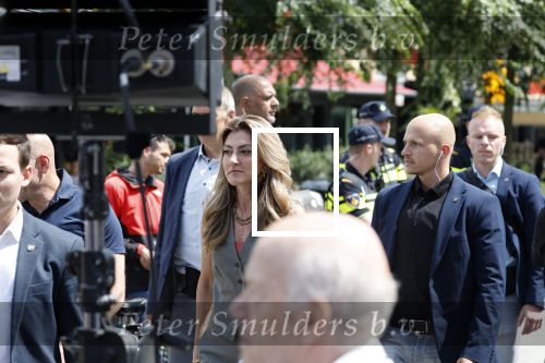 Amsterdam 15 juli 2024
Herdenkingsmonument Peter R. de Vries onthuld in Amsterdam Het kunstwerk bestaat uit twee bronzen handen die in elkaar grijpen en is gemaakt door kunstenares Rini Hurkmans. Burgemeester Femke Halsema en Kelly de Vries spreken tijdens de onthulling van het monument. Humbert Tan presenteert het . Ook zijn vrouw Jaqueline de Vries zoon Royce de Vries (met vrouw ) en Kelly de Vries (met partner) waren natuurlijk aanwezig . Dilan Yesilgoz  met haar man Rene Zegerius en heel veel beveiliging