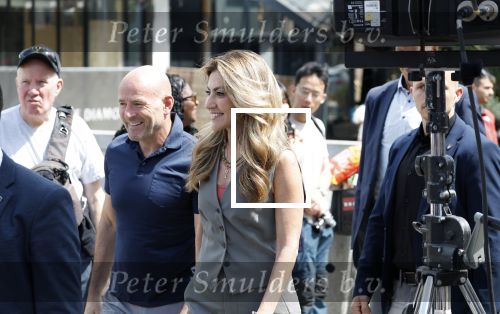 Amsterdam 15 juli 2024
Herdenkingsmonument Peter R. de Vries onthuld in Amsterdam Het kunstwerk bestaat uit twee bronzen handen die in elkaar grijpen en is gemaakt door kunstenares Rini Hurkmans. Burgemeester Femke Halsema en Kelly de Vries spreken tijdens de onthulling van het monument. Humbert Tan presenteert het . Ook zijn vrouw Jaqueline de Vries zoon Royce de Vries (met vrouw ) en Kelly de Vries (met partner) waren natuurlijk aanwezig . Dilan Yesilgoz  met haar man Rene Zegerius en heel veel beveiliging