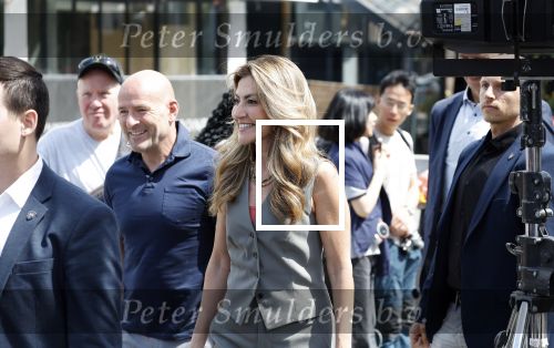 Amsterdam 15 juli 2024
Herdenkingsmonument Peter R. de Vries onthuld in Amsterdam Het kunstwerk bestaat uit twee bronzen handen die in elkaar grijpen en is gemaakt door kunstenares Rini Hurkmans. Burgemeester Femke Halsema en Kelly de Vries spreken tijdens de onthulling van het monument. Humbert Tan presenteert het . Ook zijn vrouw Jaqueline de Vries zoon Royce de Vries (met vrouw ) en Kelly de Vries (met partner) waren natuurlijk aanwezig . Dilan Yesilgoz  met haar man Rene Zegerius en heel veel beveiliging