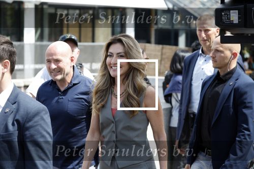 Amsterdam 15 juli 2024
Herdenkingsmonument Peter R. de Vries onthuld in Amsterdam Het kunstwerk bestaat uit twee bronzen handen die in elkaar grijpen en is gemaakt door kunstenares Rini Hurkmans. Burgemeester Femke Halsema en Kelly de Vries spreken tijdens de onthulling van het monument. Humbert Tan presenteert het . Ook zijn vrouw Jaqueline de Vries zoon Royce de Vries (met vrouw ) en Kelly de Vries (met partner) waren natuurlijk aanwezig . Dilan Yesilgoz  met haar man Rene Zegerius en heel veel beveiliging