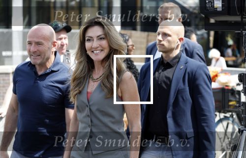 Amsterdam 15 juli 2024
Herdenkingsmonument Peter R. de Vries onthuld in Amsterdam Het kunstwerk bestaat uit twee bronzen handen die in elkaar grijpen en is gemaakt door kunstenares Rini Hurkmans. Burgemeester Femke Halsema en Kelly de Vries spreken tijdens de onthulling van het monument. Humbert Tan presenteert het . Ook zijn vrouw Jaqueline de Vries zoon Royce de Vries (met vrouw ) en Kelly de Vries (met partner) waren natuurlijk aanwezig . Dilan Yesilgoz  met haar man Rene Zegerius en heel veel beveiliging