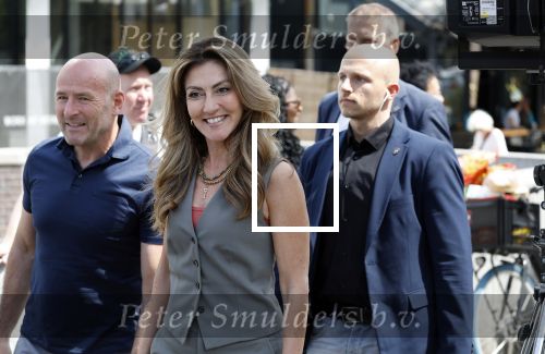 Amsterdam 15 juli 2024
Herdenkingsmonument Peter R. de Vries onthuld in Amsterdam Het kunstwerk bestaat uit twee bronzen handen die in elkaar grijpen en is gemaakt door kunstenares Rini Hurkmans. Burgemeester Femke Halsema en Kelly de Vries spreken tijdens de onthulling van het monument. Humbert Tan presenteert het . Ook zijn vrouw Jaqueline de Vries zoon Royce de Vries (met vrouw ) en Kelly de Vries (met partner) waren natuurlijk aanwezig . Dilan Yesilgoz  met haar man Rene Zegerius en heel veel beveiliging