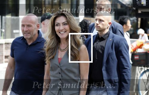 Amsterdam 15 juli 2024
Herdenkingsmonument Peter R. de Vries onthuld in Amsterdam Het kunstwerk bestaat uit twee bronzen handen die in elkaar grijpen en is gemaakt door kunstenares Rini Hurkmans. Burgemeester Femke Halsema en Kelly de Vries spreken tijdens de onthulling van het monument. Humbert Tan presenteert het . Ook zijn vrouw Jaqueline de Vries zoon Royce de Vries (met vrouw ) en Kelly de Vries (met partner) waren natuurlijk aanwezig . Dilan Yesilgoz  met haar man Rene Zegerius en heel veel beveiliging