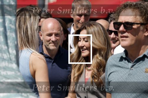 Amsterdam 15 juli 2024
Herdenkingsmonument Peter R. de Vries onthuld in Amsterdam Het kunstwerk bestaat uit twee bronzen handen die in elkaar grijpen en is gemaakt door kunstenares Rini Hurkmans. Burgemeester Femke Halsema en Kelly de Vries spreken tijdens de onthulling van het monument. Humbert Tan presenteert het . Ook zijn vrouw Jaqueline de Vries zoon Royce de Vries (met vrouw ) en Kelly de Vries (met partner) waren natuurlijk aanwezig . Dilan Yesilgoz  met haar man Rene Zegerius en heel veel beveiliging